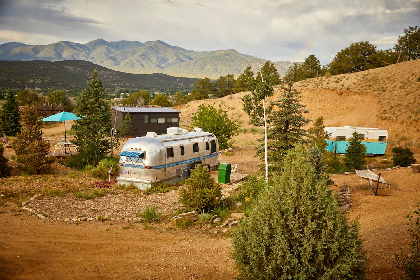 Rainbow Tiny Home with View & Hot Tub near Hot Springs, El Prado, NM