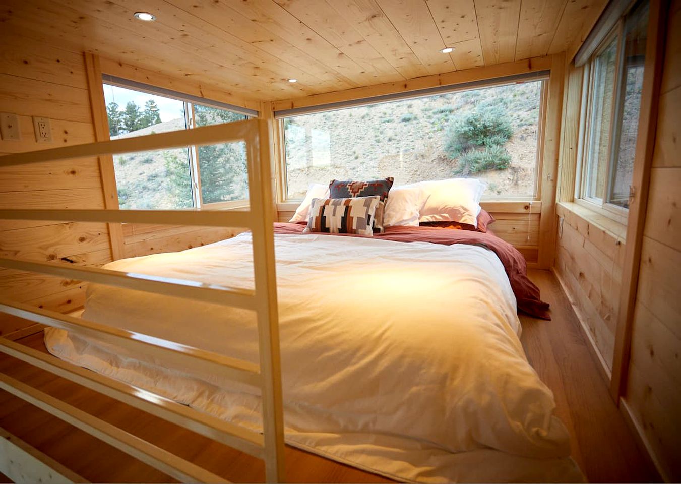 Bougie Tiny Home with Mountain Views, Hot Tub, Just 2 miles to Black Rock Hot Springs, NM