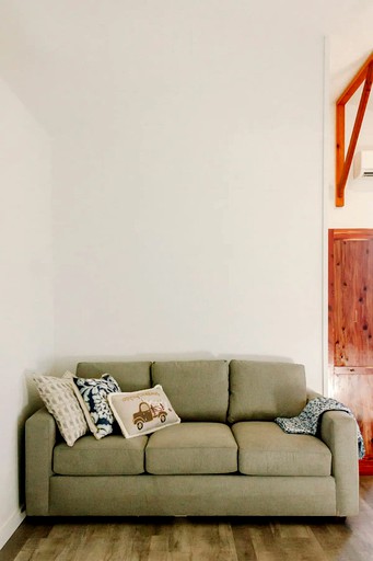 Cabins (Austin, Texas, United States of America)