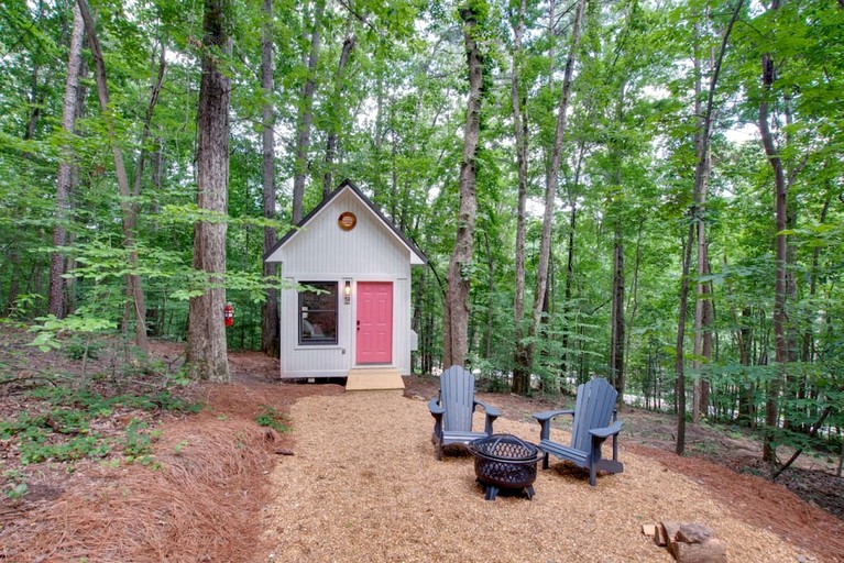 Colorful Tiny House with Outdoor Sauna and Jacuzzi in Alabama