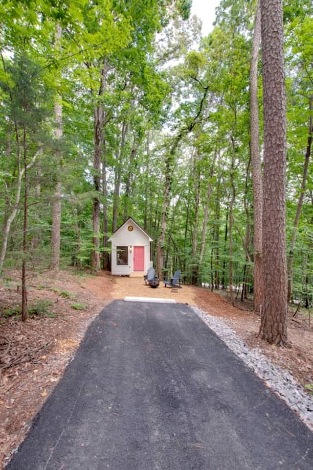 Colorful Tiny House with Outdoor Sauna and Jacuzzi in Alabama