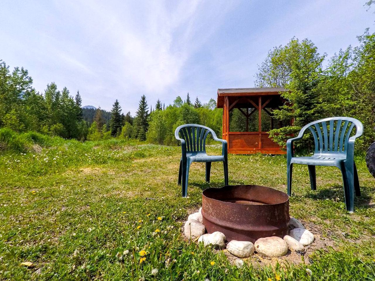 Lovely Columbia Valley Accommodation at a Dogsled Retreat