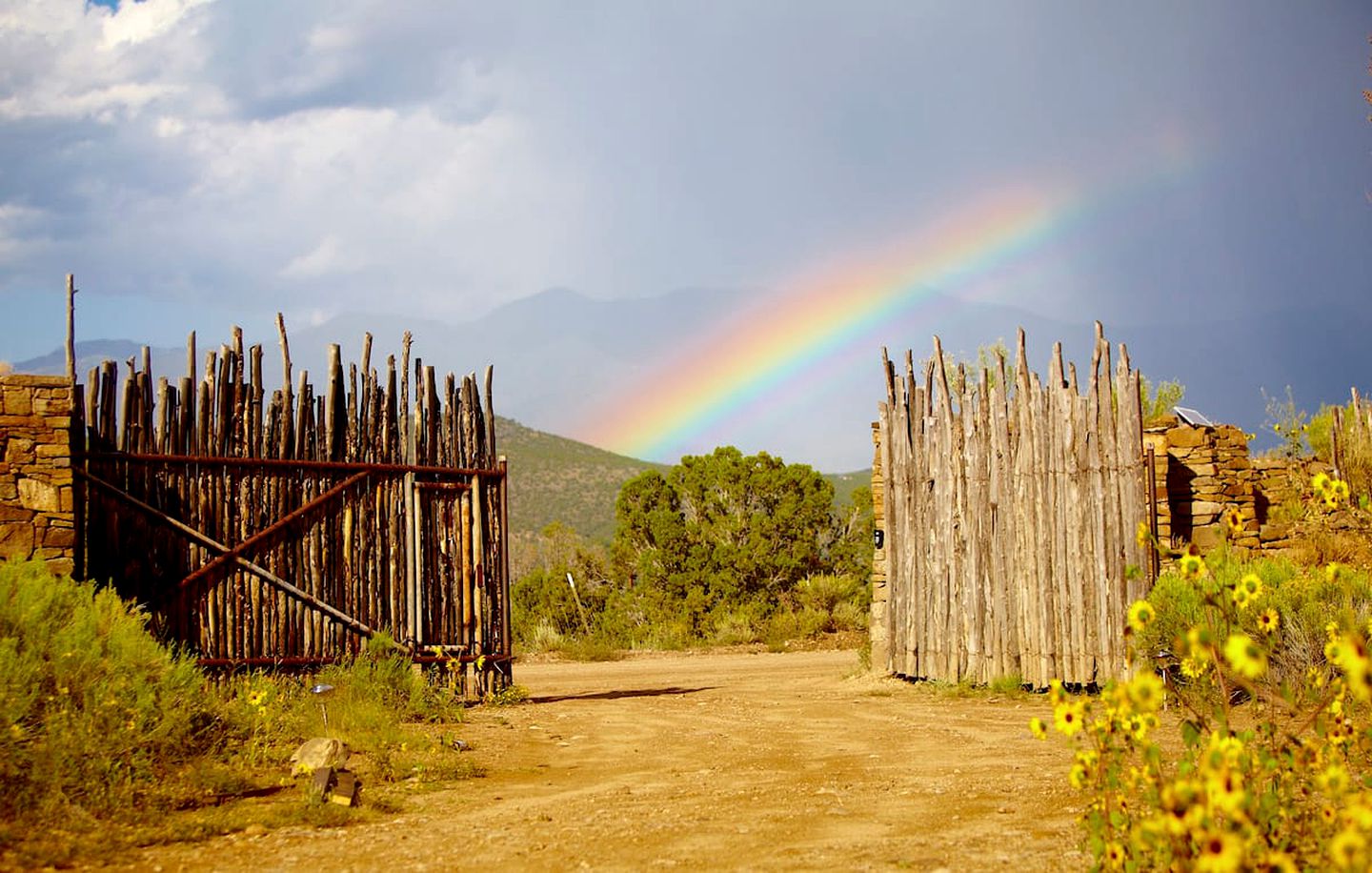 Rainbow Tiny Home with View & Hot Tub near Hot Springs, El Prado, NM