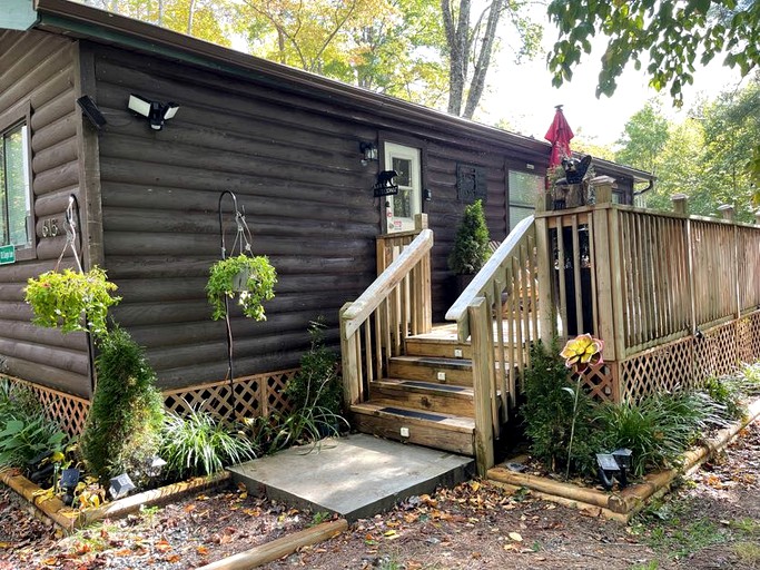 Cabins (Whittier, North Carolina, United States of America)