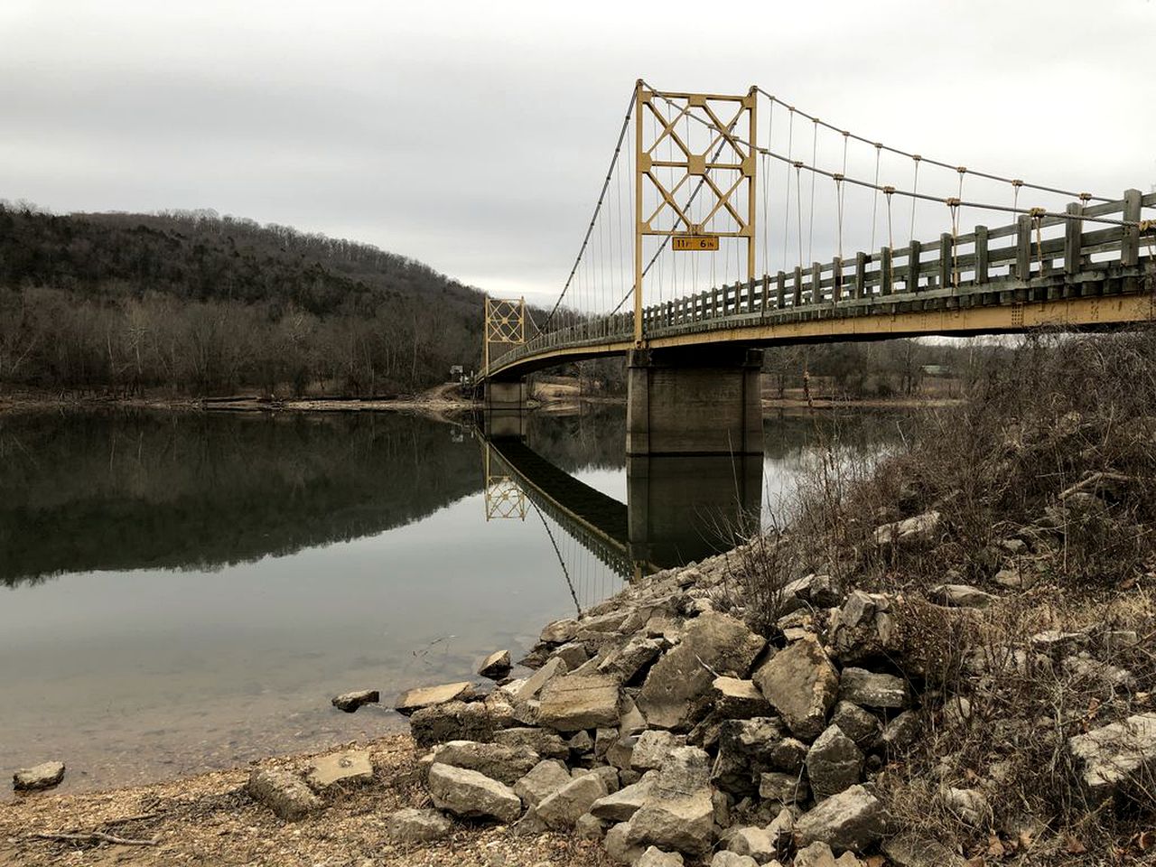 Lakeside Cabin Rental with a Hot Tub Perfect for a Vacation in Arkansas