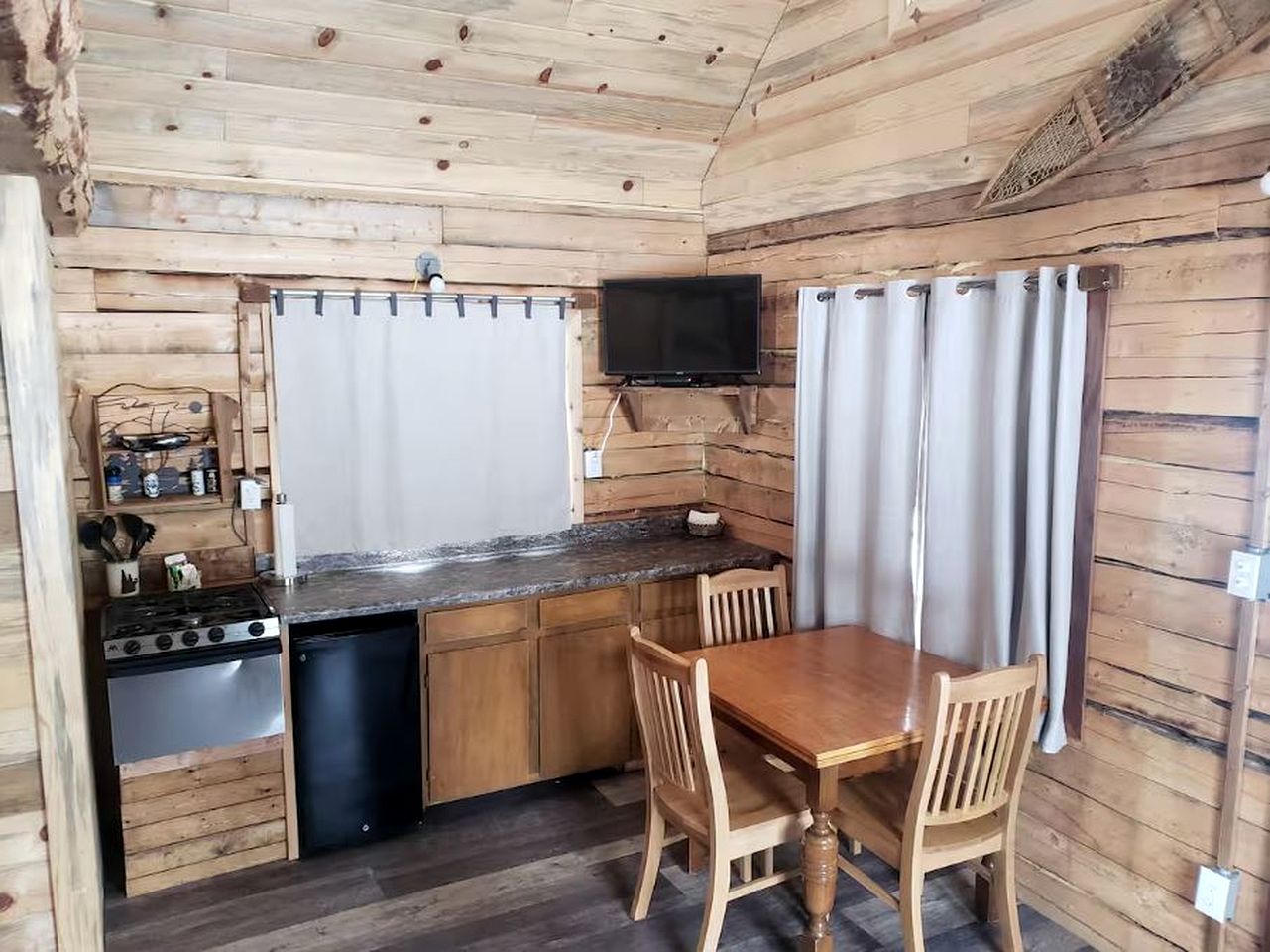 Pet Friendly Alaskan Cabin for Mountain Glamping in Wrangell St. Elias National Park and Preserve