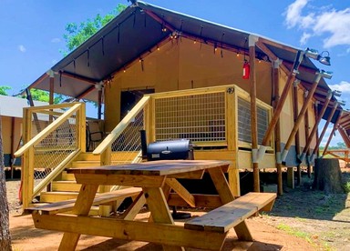 Texas Family Retreat: Glamping Safari Tent with Deluxe Amenities in Cibolo
