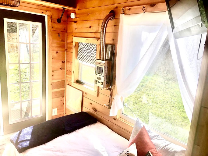 Streamside tiny home with Mountain View’s, pond and fire pit, Tiny Houses 63554, Creston