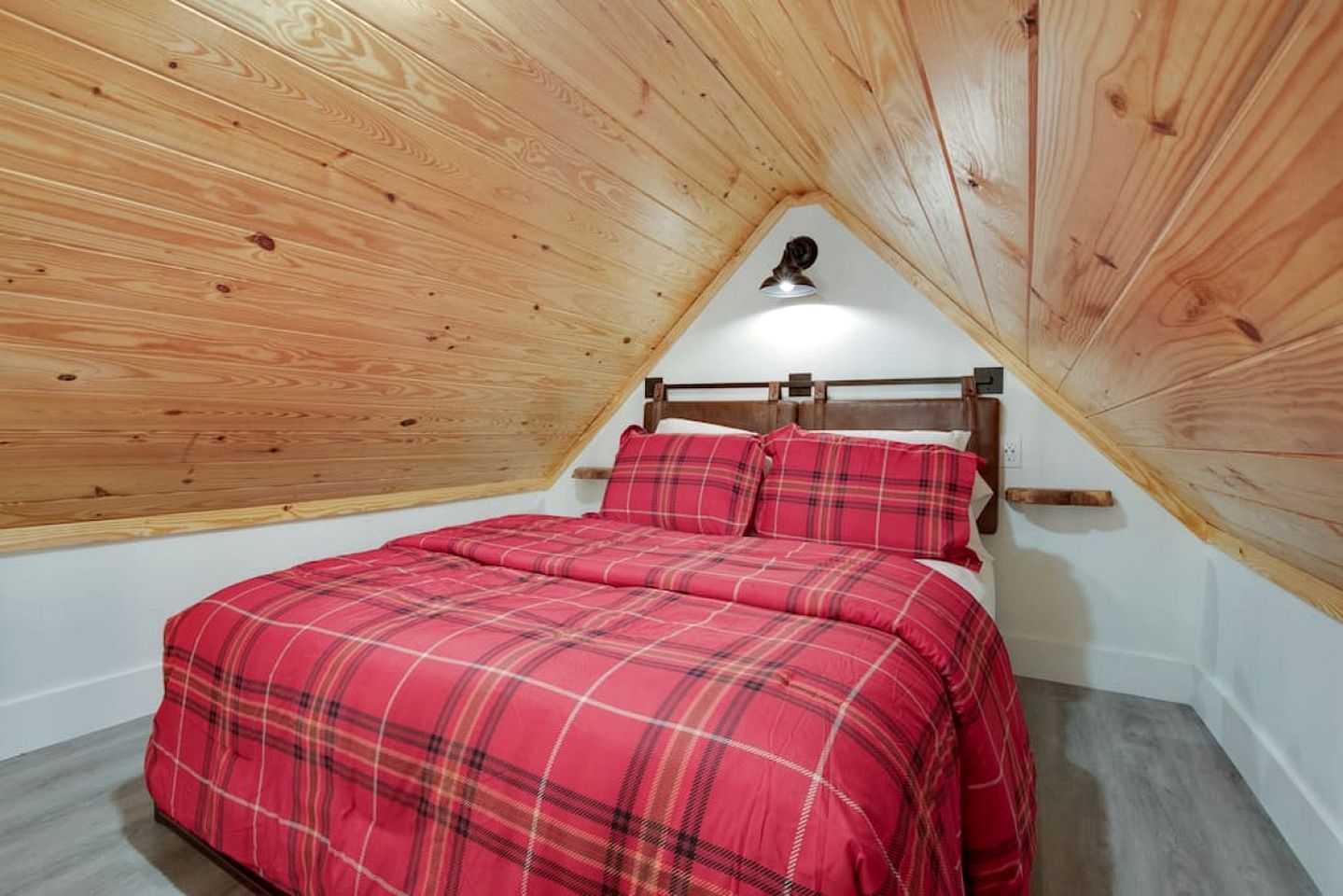 Picturesque Tiny Cabin Surrounded by Nature in Alabama