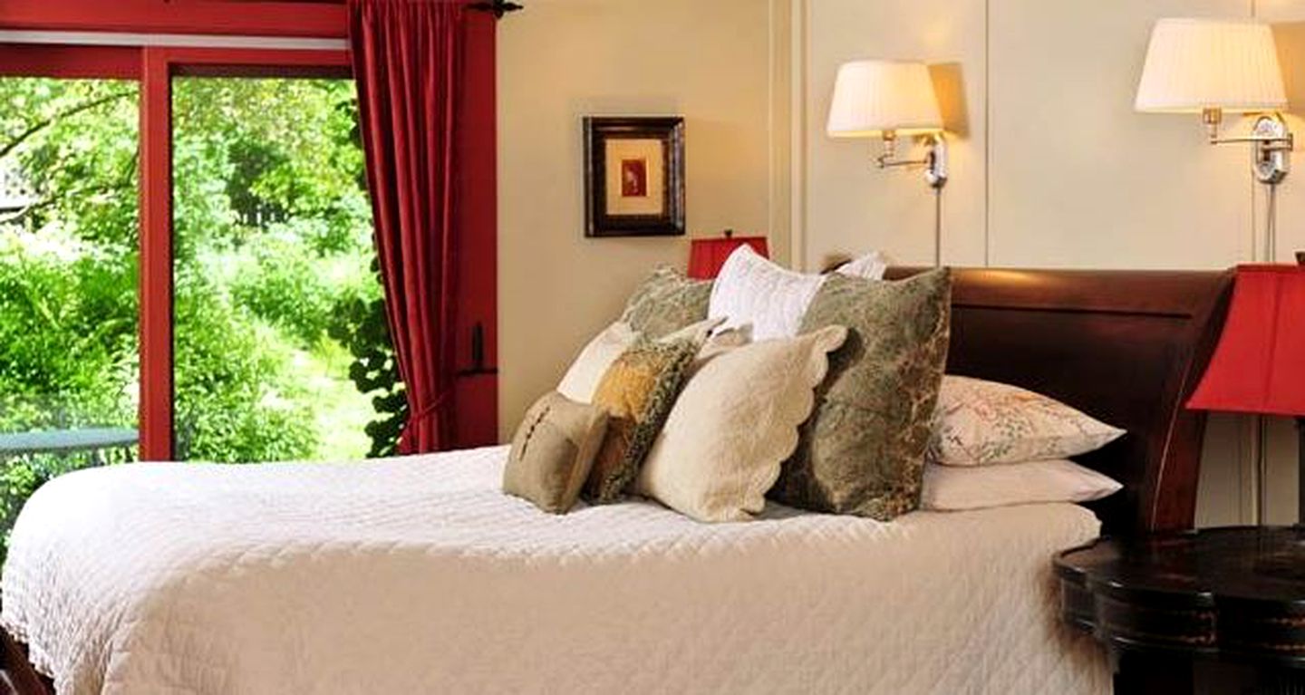 Wonderful Getaway Rental in Refurbished Barn by a Shimmering Lake in Canandaigua, New York