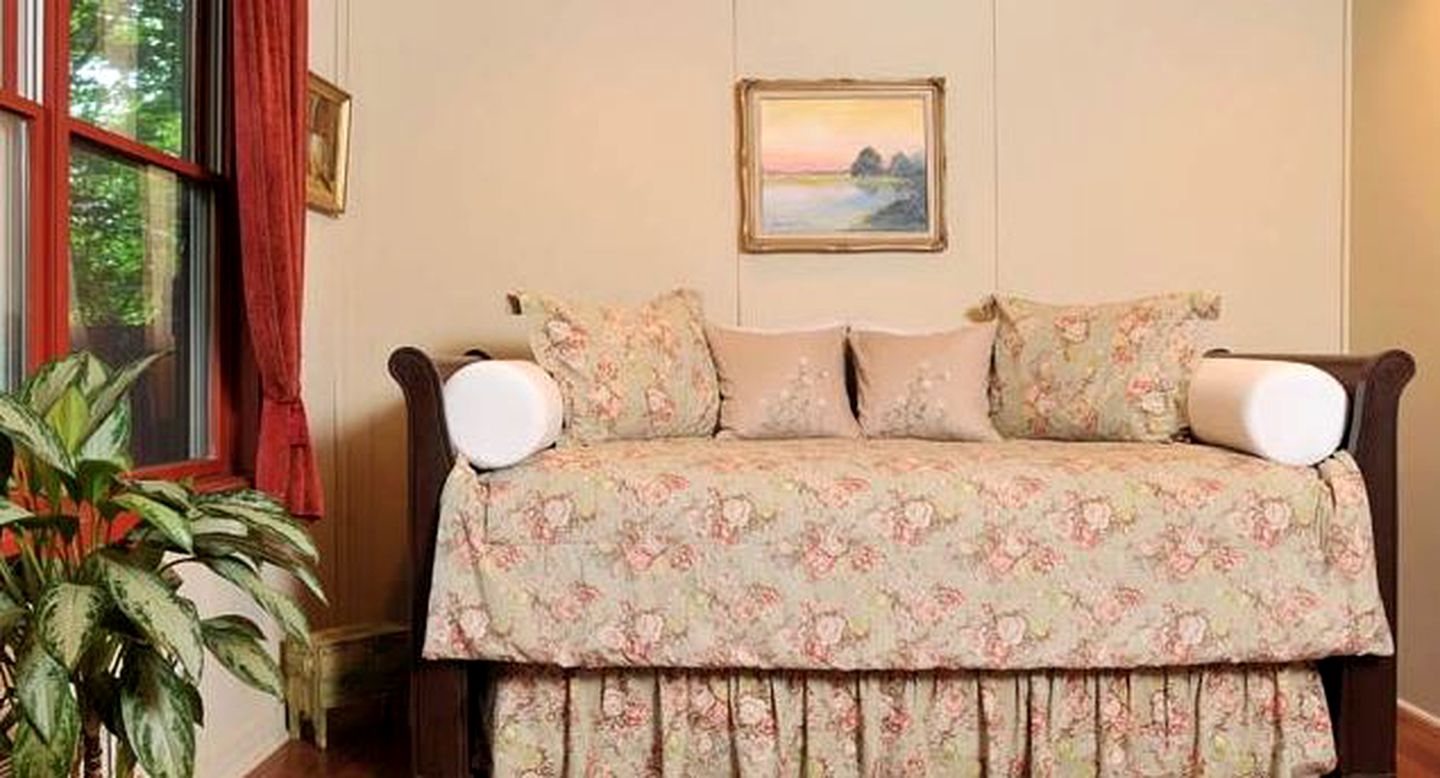 Wonderful Getaway Rental in Refurbished Barn by a Shimmering Lake in Canandaigua, New York