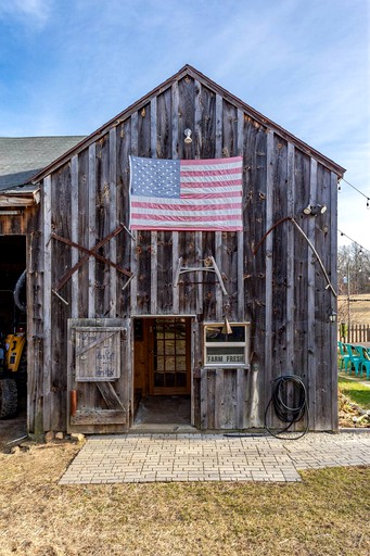 Barns (Willington, Connecticut, United States of America)