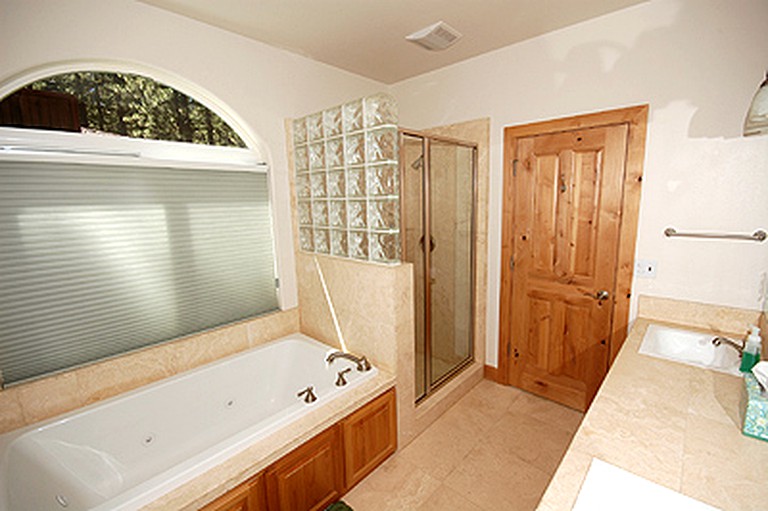 Cabins (South Lake Tahoe, California, United States)