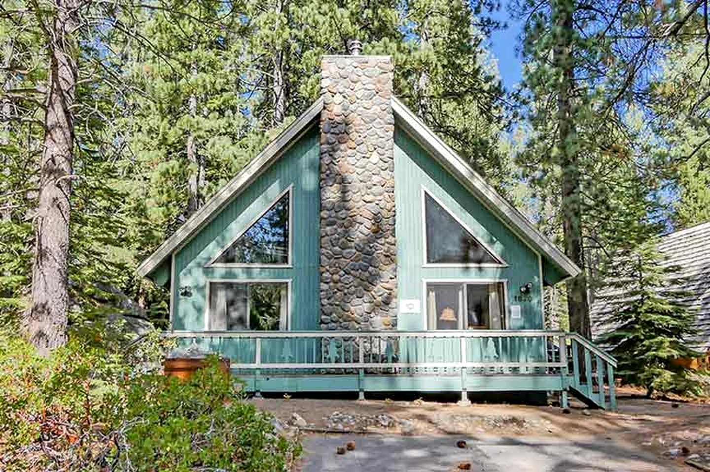Cozy Dog-Friendly Family Cabin with Pool Table and Deck in South Lake Tahoe, California