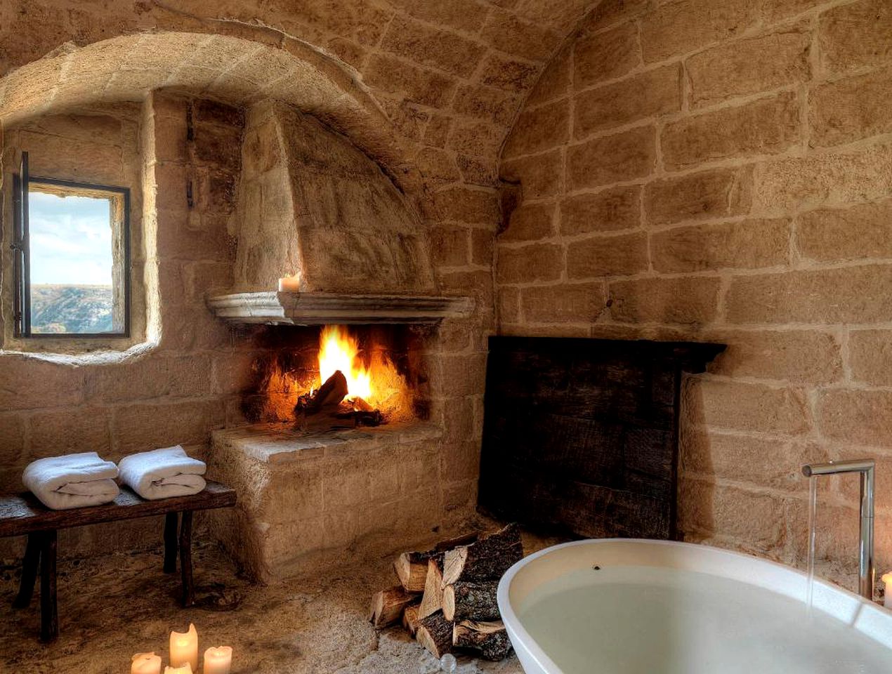 Spacious Luxury Cave Rental with Deluxe Bathtub in Matera, Southern Italy