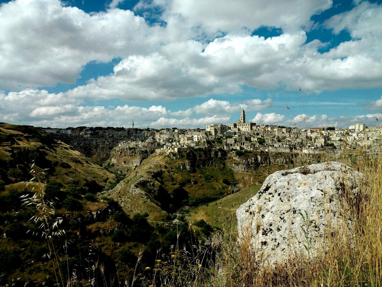 Spacious Luxury Cave Rental with Deluxe Bathtub in Matera, Southern Italy