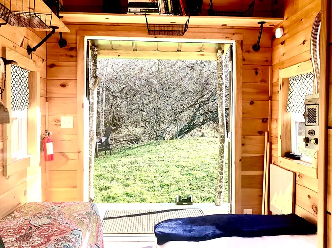 Streamside tiny home with Mountain View’s, pond and fire pit, Tiny Houses 63554, Creston