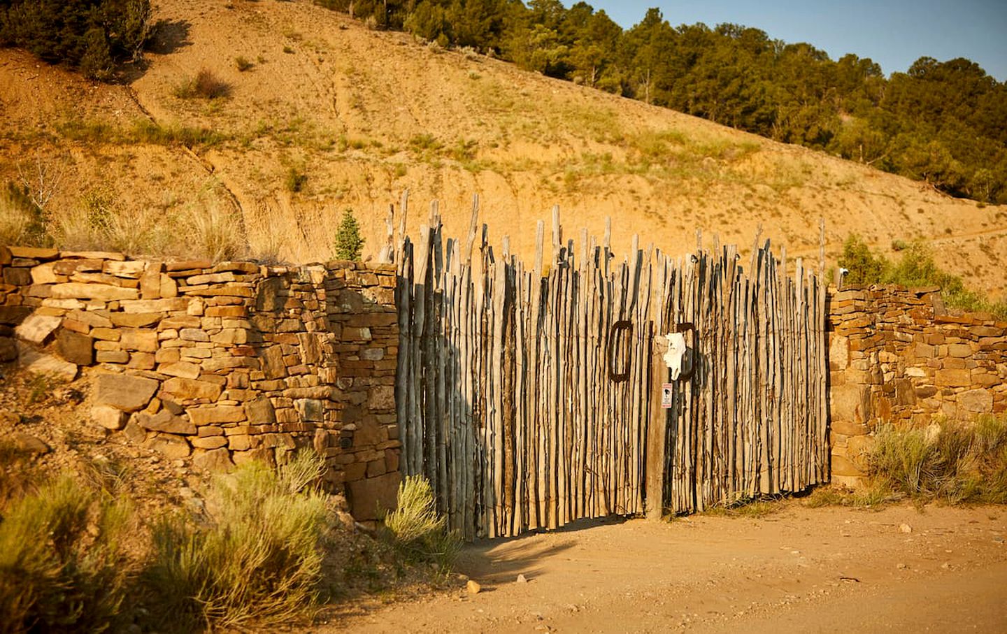 Bougie Tiny Home with Mountain Views, Hot Tub, Just 2 miles to Black Rock Hot Springs, NM