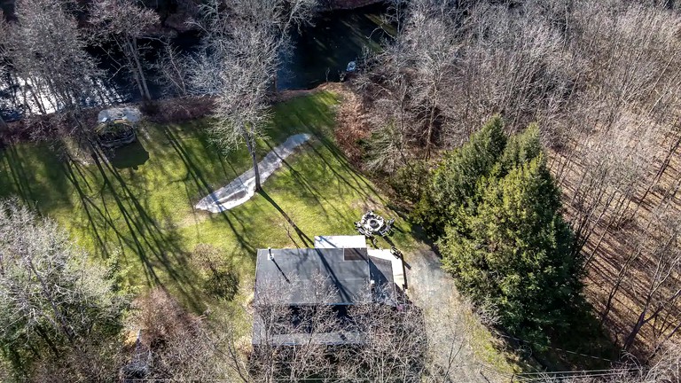Cabins (Red Hook, New York, United States of America)