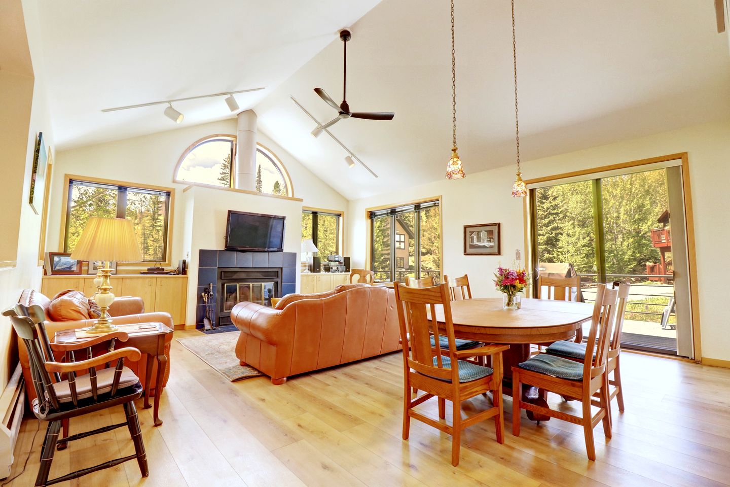 Bright Retreat with New Equipped Deck in Dillon, Colorado