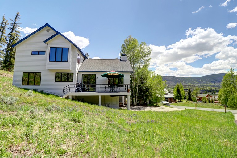 Bright Retreat with New Equipped Deck in Dillon, Colorado