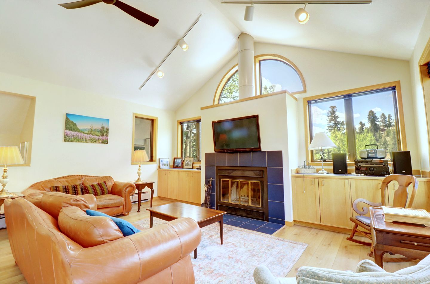 Bright Retreat with New Equipped Deck in Dillon, Colorado