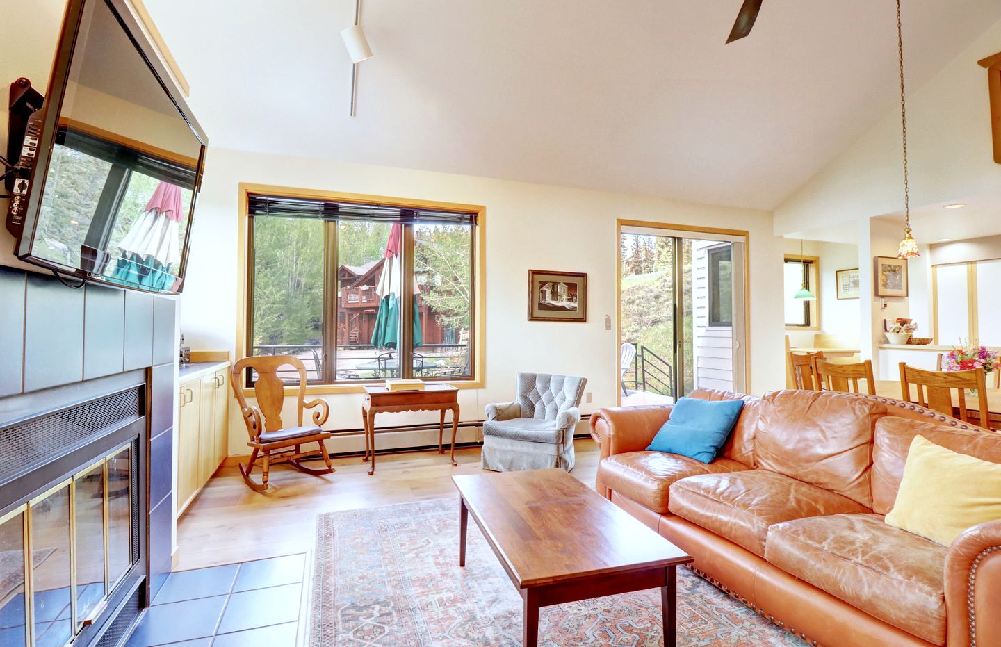 Bright Retreat with New Equipped Deck in Dillon, Colorado