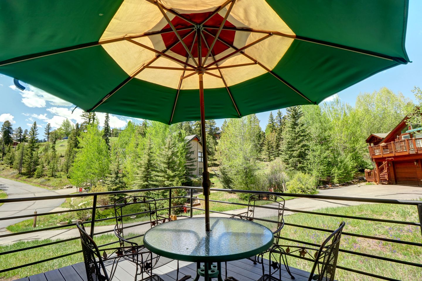 Bright Retreat with New Equipped Deck in Dillon, Colorado