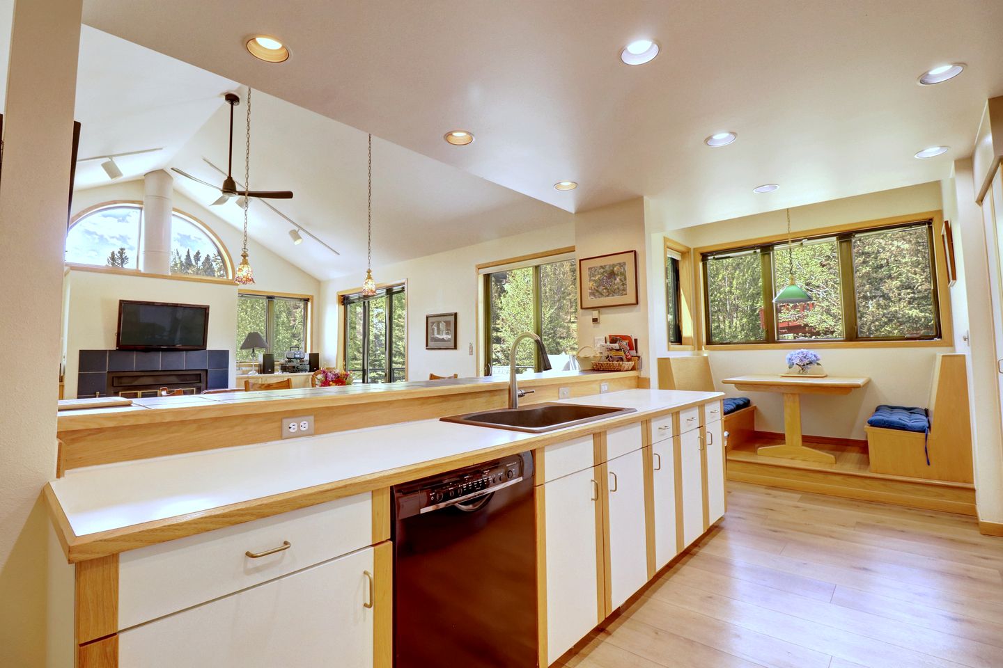 Bright Retreat with New Equipped Deck in Dillon, Colorado