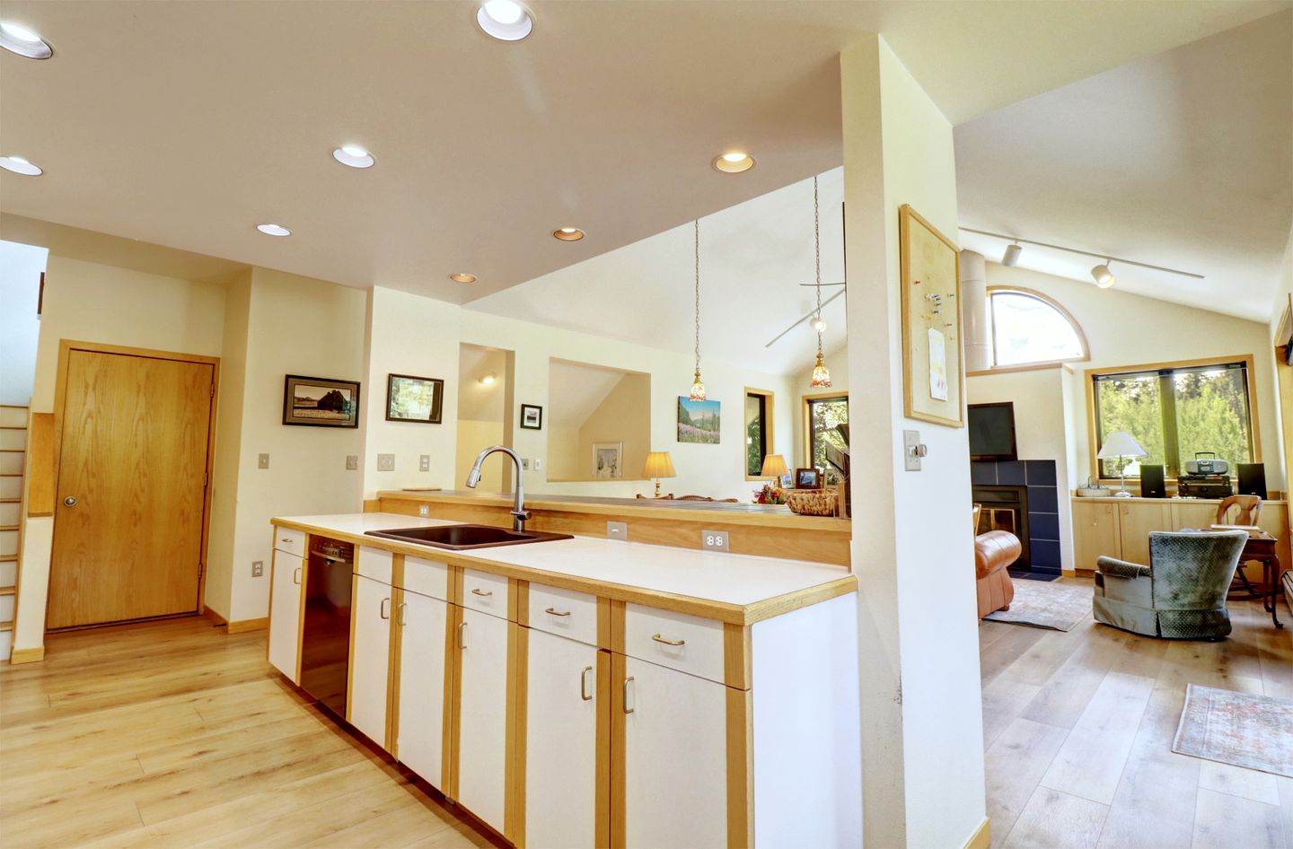 Bright Retreat with New Equipped Deck in Dillon, Colorado