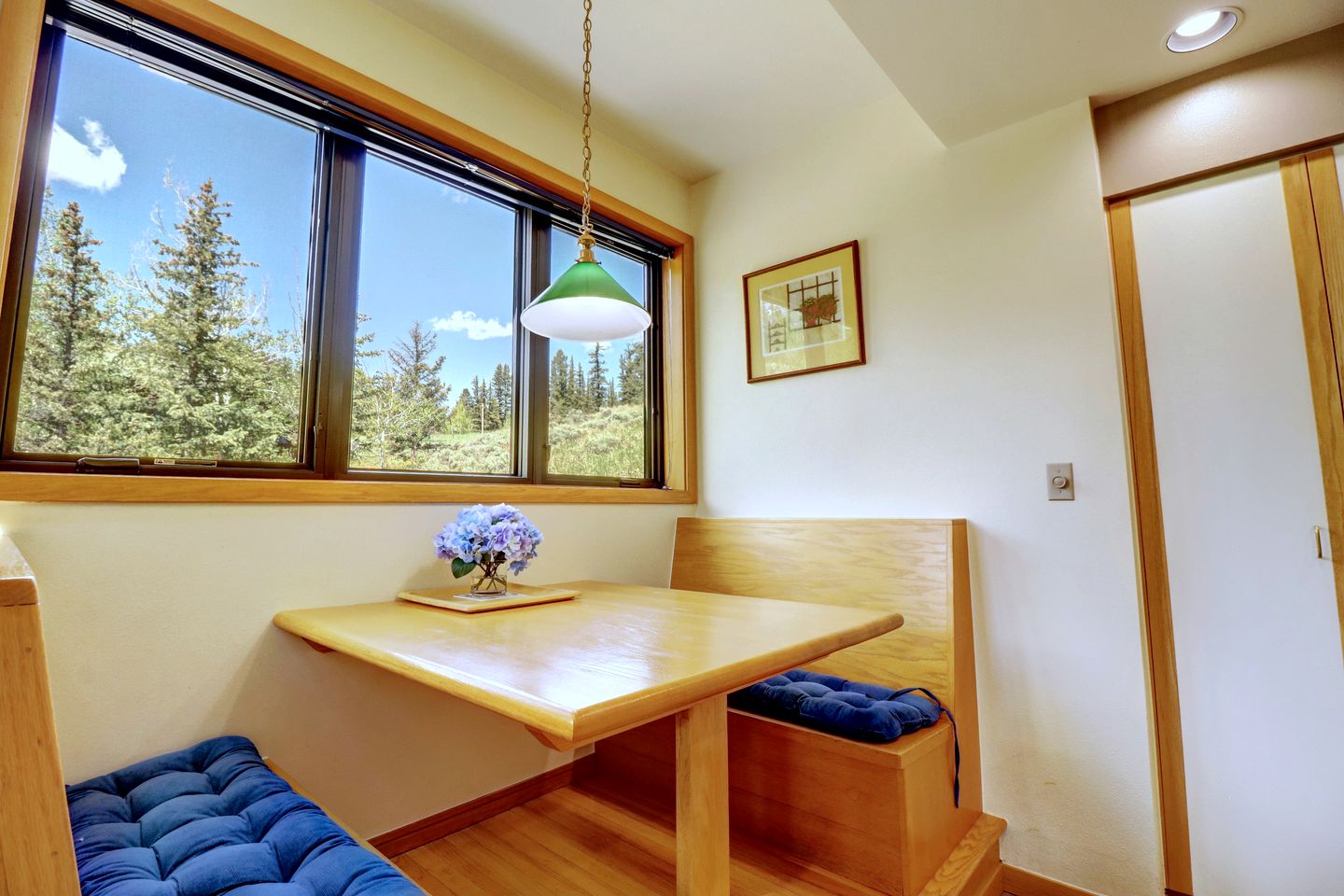 Bright Retreat with New Equipped Deck in Dillon, Colorado