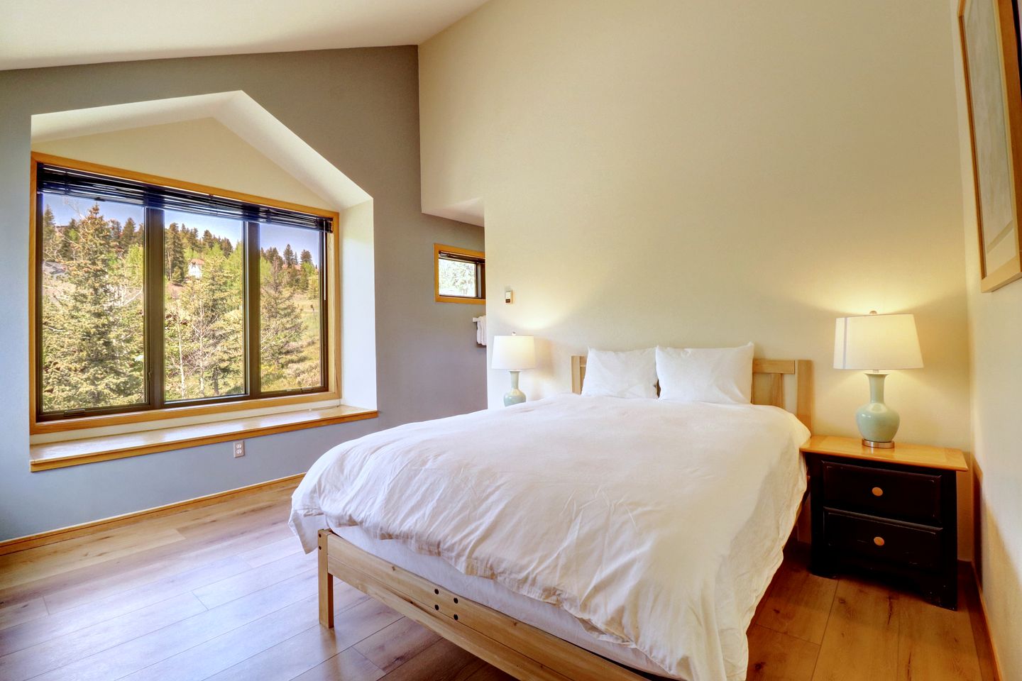 Bright Retreat with New Equipped Deck in Dillon, Colorado