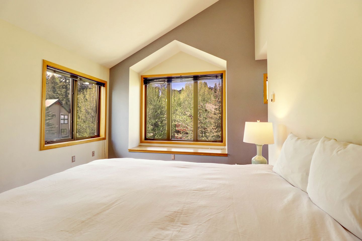 Bright Retreat with New Equipped Deck in Dillon, Colorado