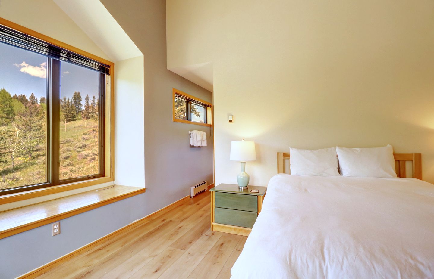 Bright Retreat with New Equipped Deck in Dillon, Colorado