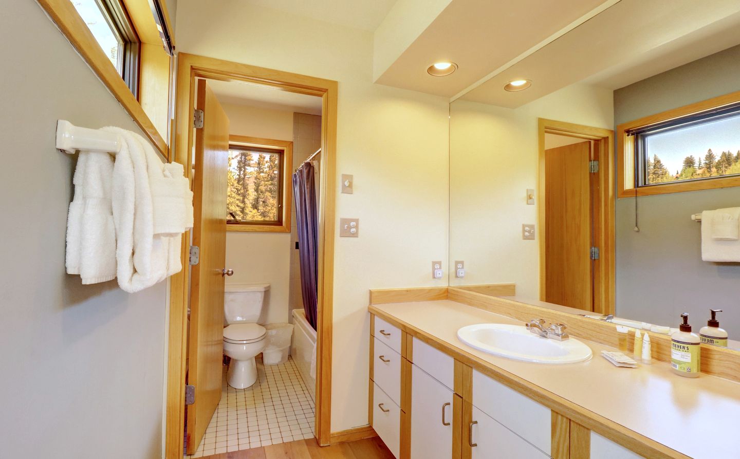 Bright Retreat with New Equipped Deck in Dillon, Colorado