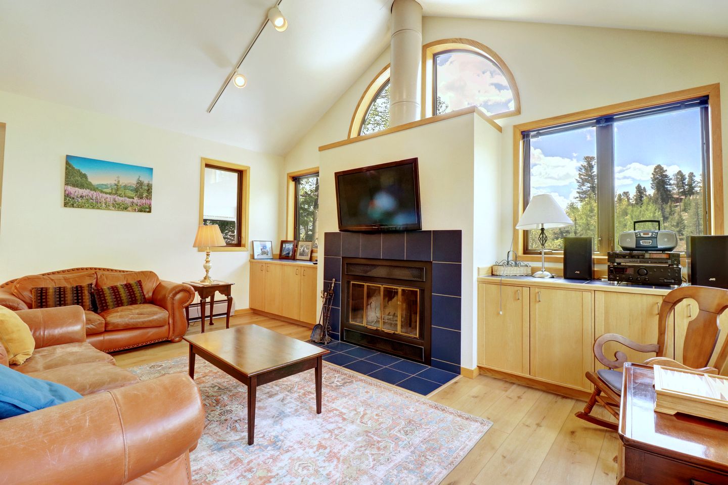 Bright Retreat with New Equipped Deck in Dillon, Colorado