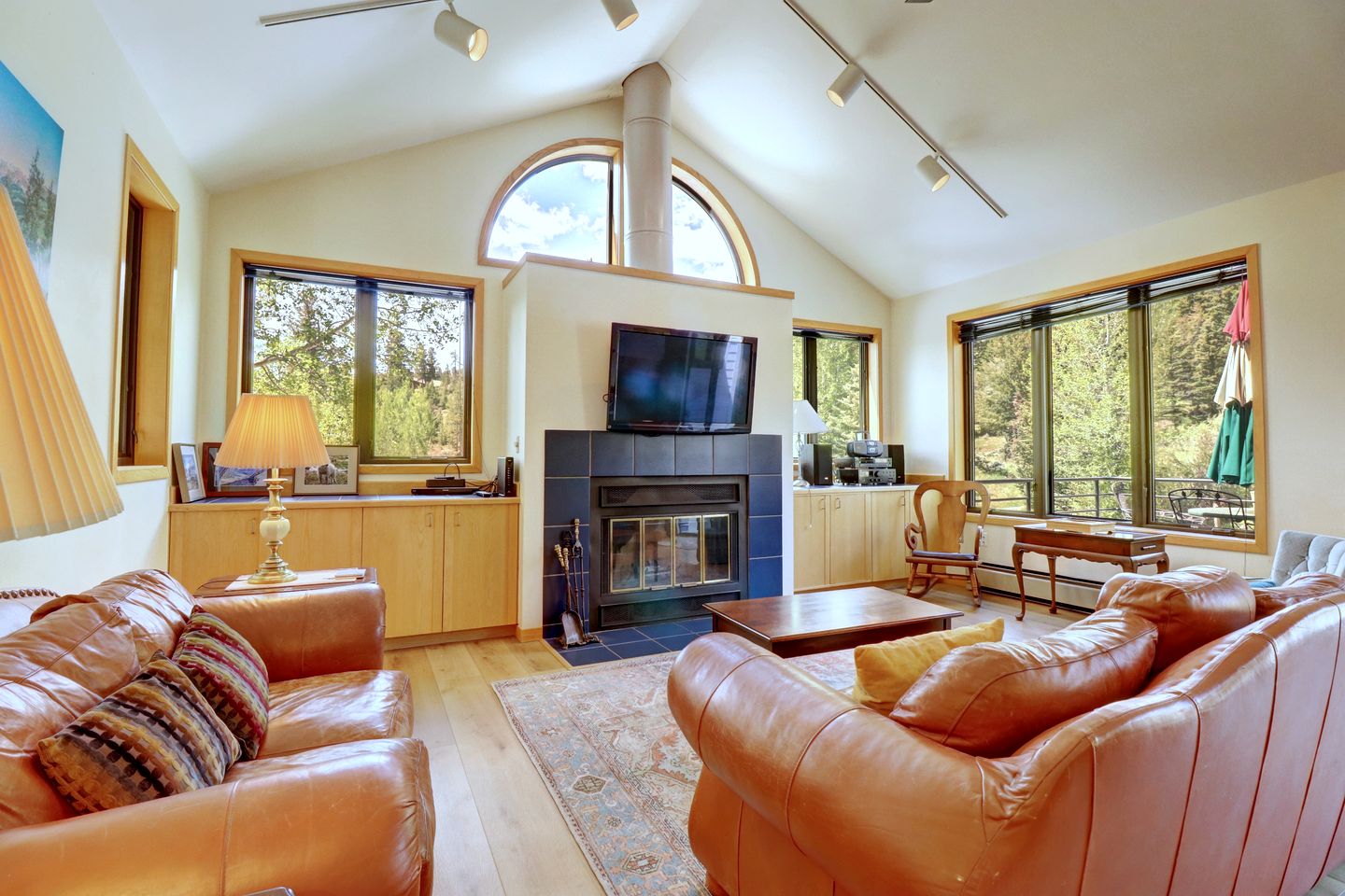 Bright Retreat with New Equipped Deck in Dillon, Colorado