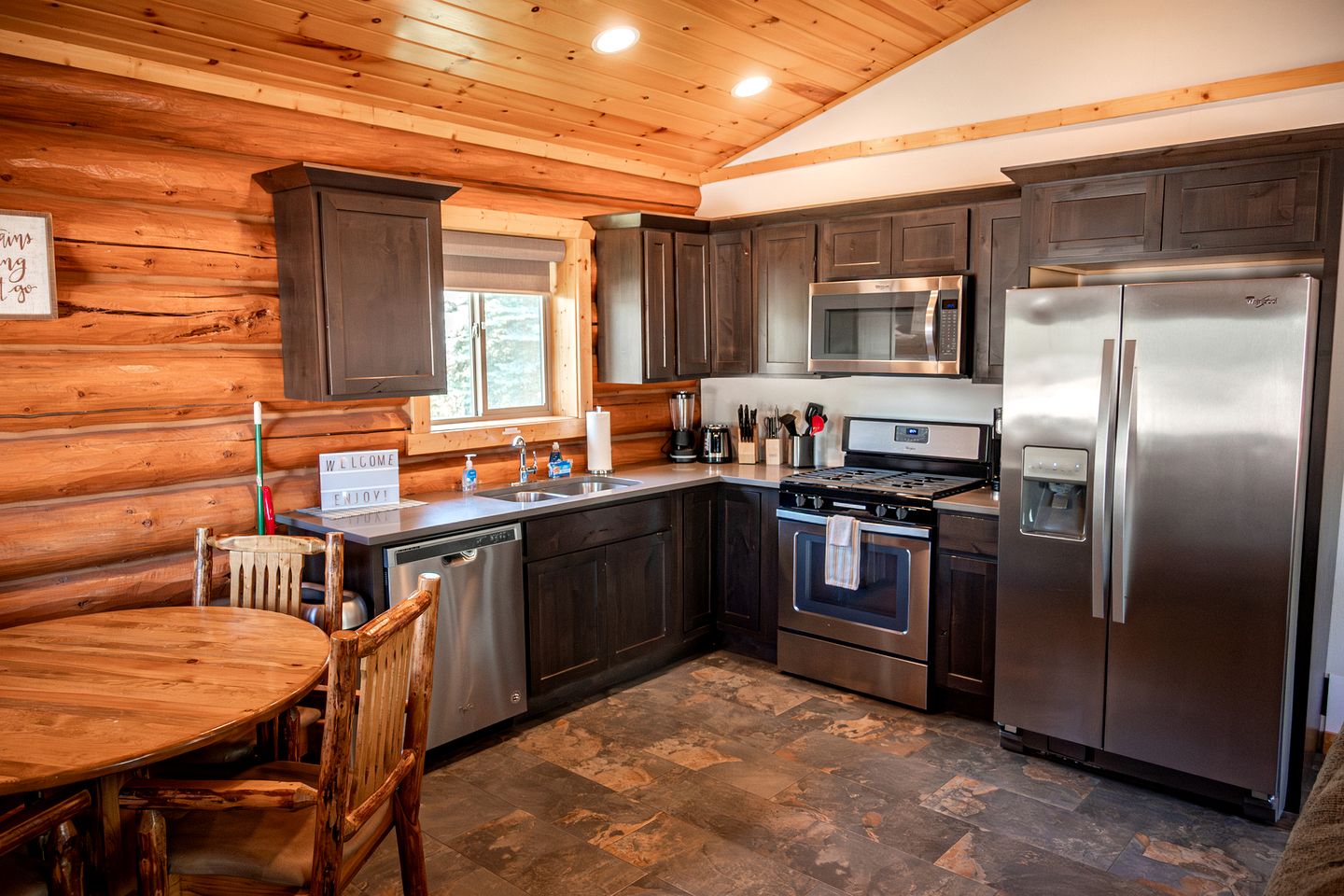 Luxury Pet-Friendly 1-Bedroom Log Cabin in Bonners Ferry with Full Kitchen and Wi-Fi