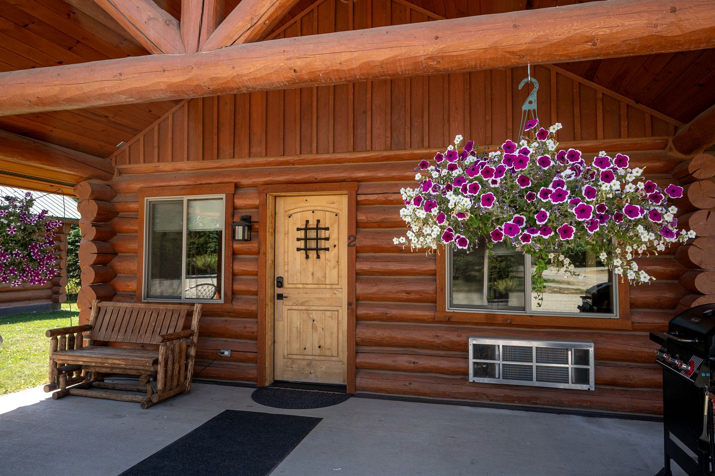 Luxury Pet-Friendly 1-Bedroom Log Cabin in Bonners Ferry with Full Kitchen and Wi-Fi