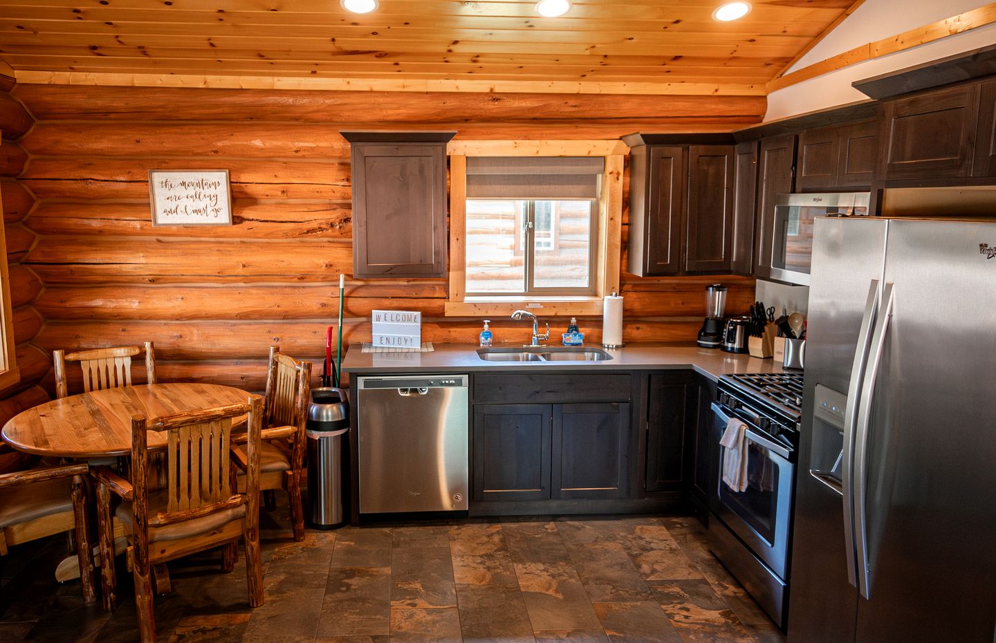 Luxury Pet-Friendly 1-Bedroom Log Cabin in Bonners Ferry with Full Kitchen and Wi-Fi