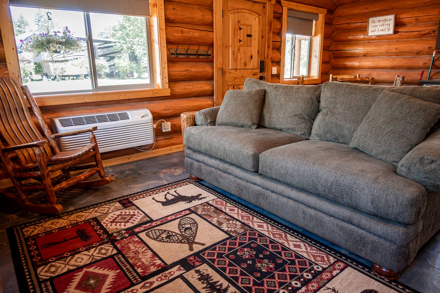 Luxury Pet-Friendly 1-Bedroom Log Cabin in Bonners Ferry with Full Kitchen and Wi-Fi