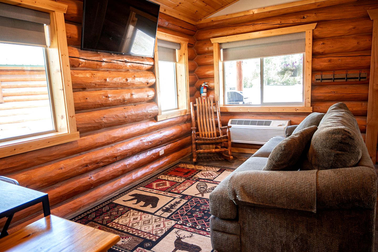 Luxury Pet-Friendly 1-Bedroom Log Cabin in Bonners Ferry with Full Kitchen and Wi-Fi