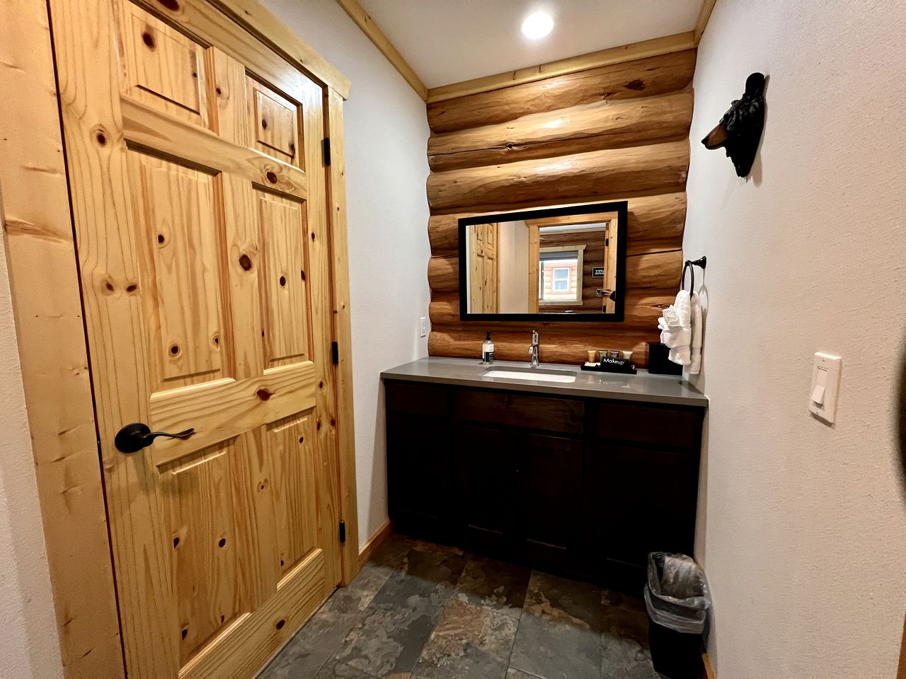Luxury Pet-Friendly 1-Bedroom Log Cabin in Bonners Ferry with Full Kitchen and Wi-Fi