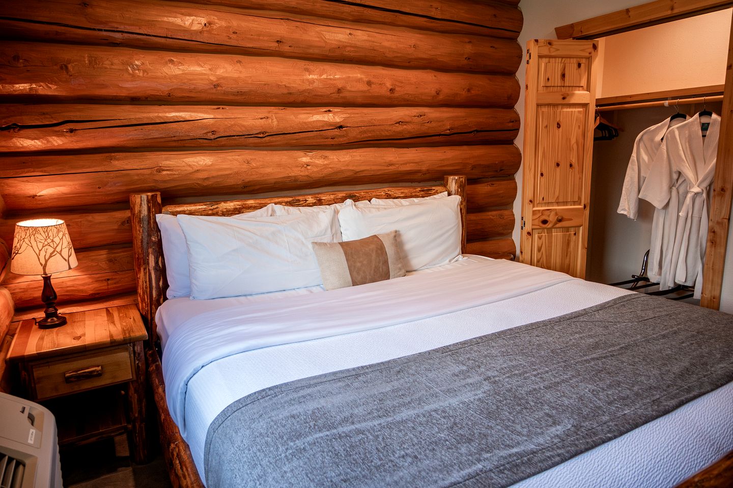 Luxury Pet-Friendly 1-Bedroom Log Cabin in Bonners Ferry with Full Kitchen and Wi-Fi