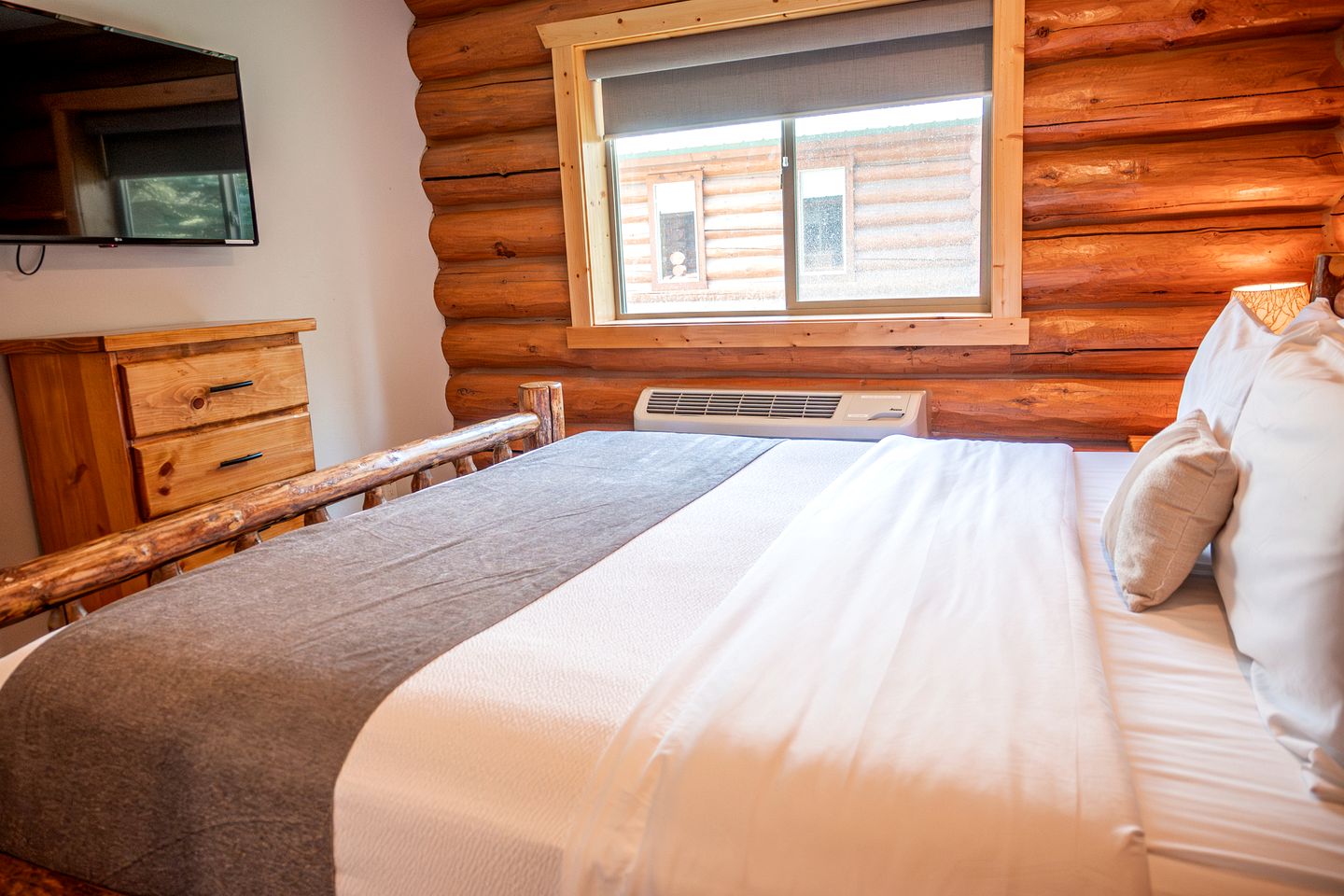 Luxury Pet-Friendly 1-Bedroom Log Cabin in Bonners Ferry with Full Kitchen and Wi-Fi