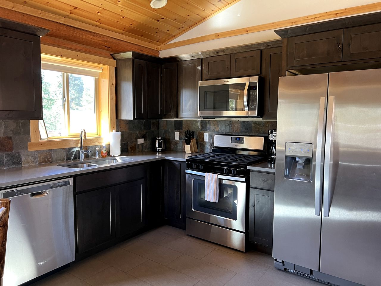 Cozy 1-Bedroom Log Cabin with Full Kitchen & Wi-Fi | Bonners Ferry, Idaho Retreat
