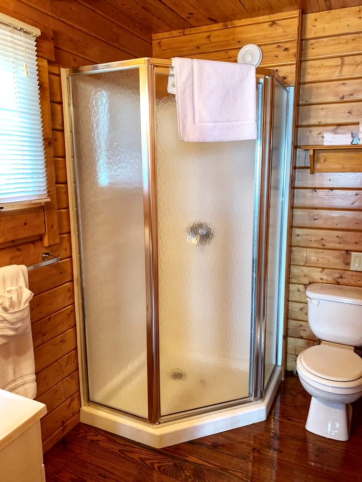 Relaxing Lakefront Cabin with Hot Tub, Starry Nights, Trails & Scenic Vineyards in Texas