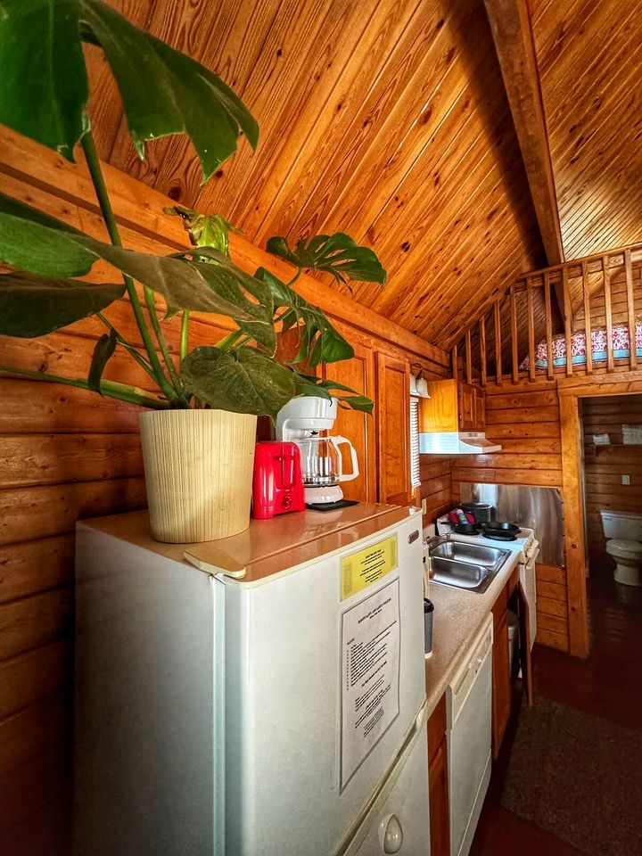 Relaxing Lakefront Cabin with Hot Tub, Starry Nights, Trails & Scenic Vineyards in Texas