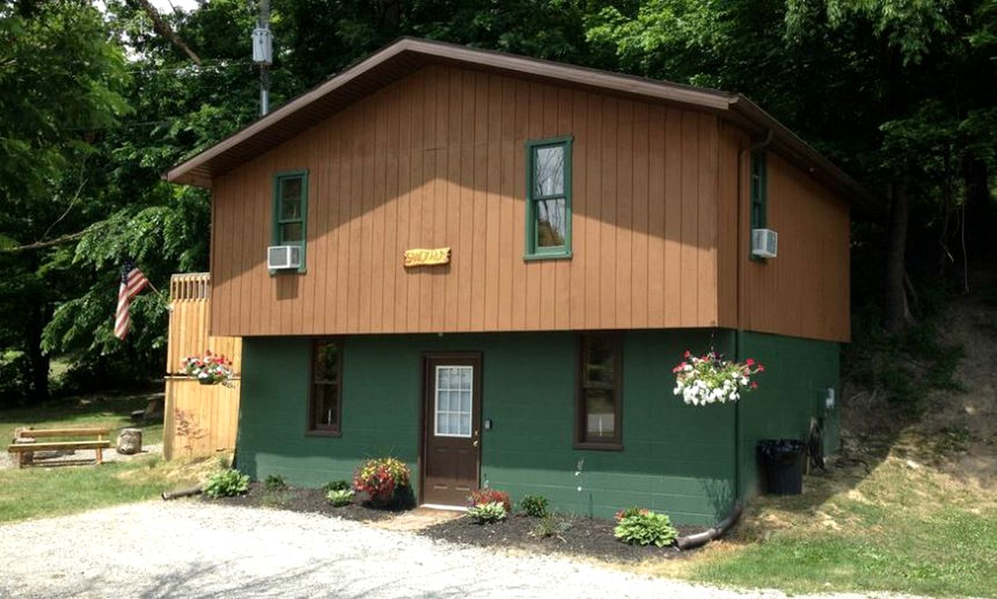 Mountain Vacation Cabin with Hot Tub in Hocking Hills State Park, Ohio