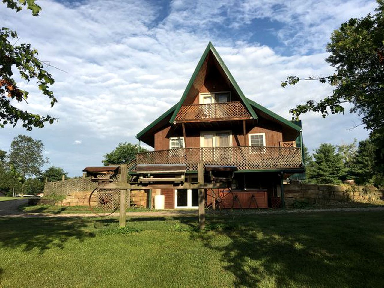 Impressive Cabin Rental with a Private Hot Tub in Nelsonville, Ohio